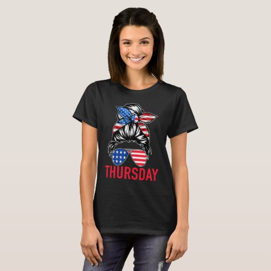 DAYS of the WEEK 'THURSDAY' Messy Bun America Flag Tシャツ (正面フル)