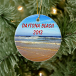 Daytona Beachのオーナメント セラミックオーナメント<br><div class="desc">Daytona Beach、フロリダのビーチの写真。 カスタマイズ可能な文字は読みます、前部および"最も最高のな休暇の"Daytona Beach 2013年""。</div>