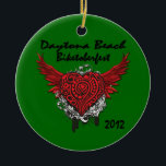 Daytona Beach Biktoberfest 2012のオーナメント セラミックオーナメント<br><div class="desc">ここに私達に黒い文字でDaytona Beach Biketoberfest 2012年との入れ墨のスタイルのハートがあります。 このオーナメントは緑の背景とカスタマイズボタンをクリックによって容易に変えることができ、それから編集するために背景を低下メニューから選び、あなたの色をか選びなさいかどれを示されています。 これはあなたのクリスマスオーナメントを引き出すときあなたが毎年再び訪問するあなたの木に素晴らしい記憶を加えるすばらしい方法です。 楽しむ!</div>