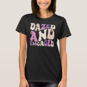 Dazed And Engaged Retro Bachelorette Party Bride B Tシャツ (正面)