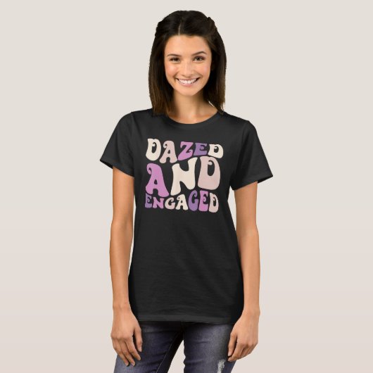Dazed And Engaged Retro Bachelorette Party Bride B Tシャツ (正面フル)