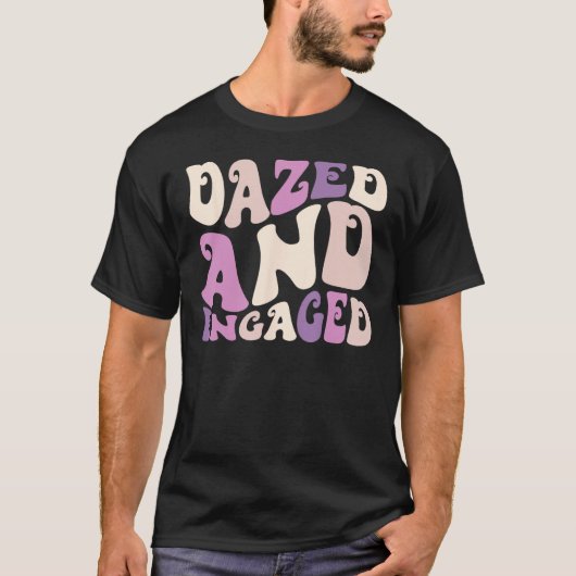 Dazed And Engaged Retro Bachelorette Party Bride B Tシャツ (正面)