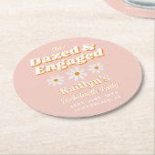 Dazed & Engaged Groovy 70s Bachelorette Party ラウンドペーパーコースター (アングル)