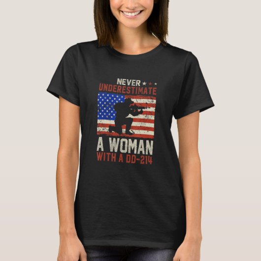 DD214銃を持つ女性を過小評価するな Tシャツ (正面)