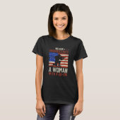 DD214銃を持つ女性を過小評価するな Tシャツ (正面フル)
