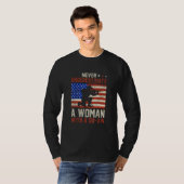 DD 214銃を持つ女性を侮るな Tシャツ (正面フル)