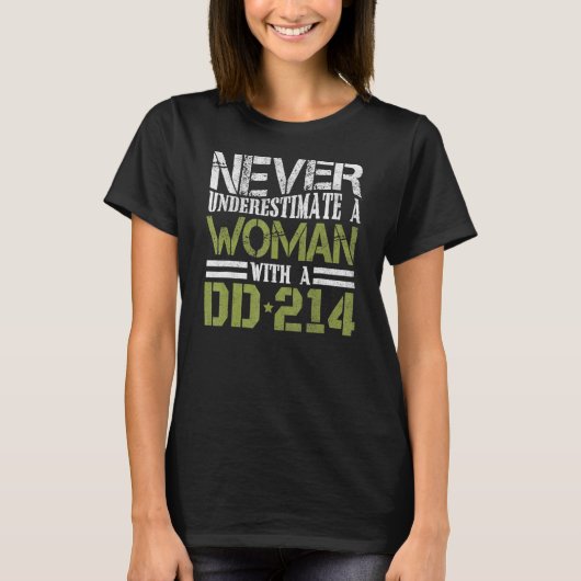 Dd 214 Veteと女性を決して過小評価しない Tシャツ (正面)