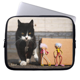 De Fubby's verstoppen zich voor de kat Ping. ラップトップスリーブ