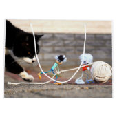 De Fubby's verstoppen zich voor de kat Ping. ラージペーパーバッグ (裏面)