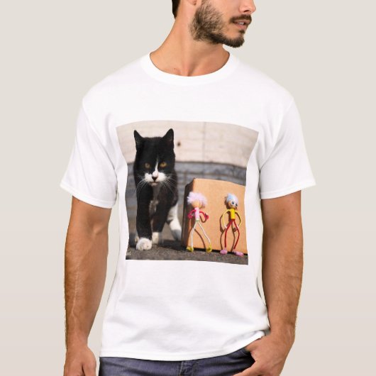 De Fubby's verstoppen zich voor de kat Ping. Tシャツ (正面)