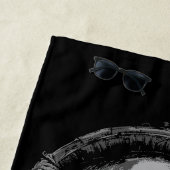 Dead Beats Only – Skull with Headphones ビーチタオル (インサイチュ)