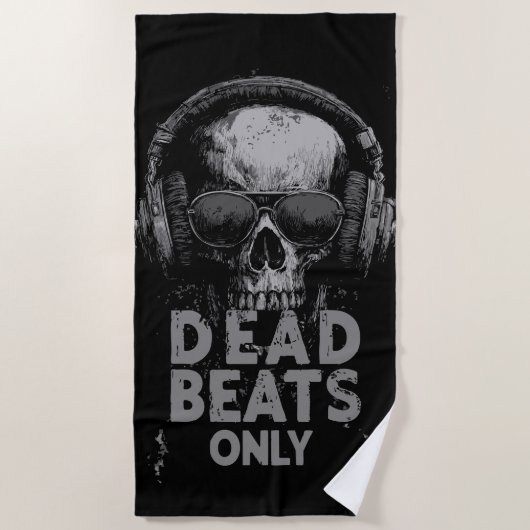Dead Beats Only – Skull with Headphones ビーチタオル (正面)
