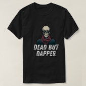 Dead But Dapper – Funny Elegant Skeleton Halloween Tシャツ (デザイン正面)