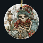 Dead Cozy - Winter Skeleton Vibes» セラミックオーナメント<br><div class="desc">この楽しく不気味なオーナメントで、あなたの休日の木に暗いユーモアのダッシュを追加。ホリリラックスーで縁取ったウインターウェアを身に着けたスケルトンを採用し、雪の降り注ぐ木々、キャンドル、居心地の良い贈り物に囲まれたスプキーと甘い甘いスプキーの完璧なブレンド。あなたはホールをデッキにするかギフトするかしゃれているにかかわらず、このオーナメントは冬のお祝いに予期せぬ応援をもたらす。</div>