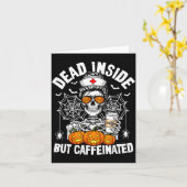 Dead Inside But Caffeinated Funny Nurse Halloween  カード (黄色い花)