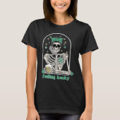 Dead Inside Feeling Lucky Skeleton Shamrocks Patri Tシャツ (正面)
