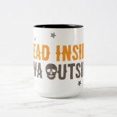 Dead Inside Java Outside – Minimalist Coffee Skull ツートーンマグカップ (中央)