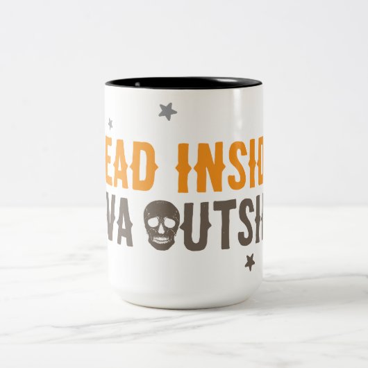 Dead Inside Java Outside – Minimalist Coffee Skull ツートーンマグカップ (中央)