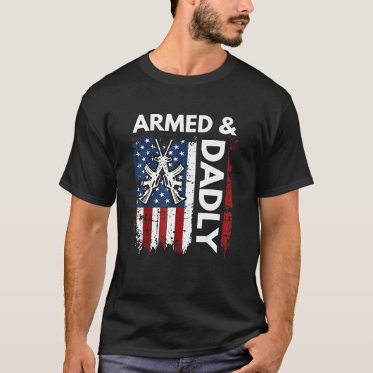 Deadly Father Fathers Day Gun Pun Armed And Dadly Tシャツ (正面)