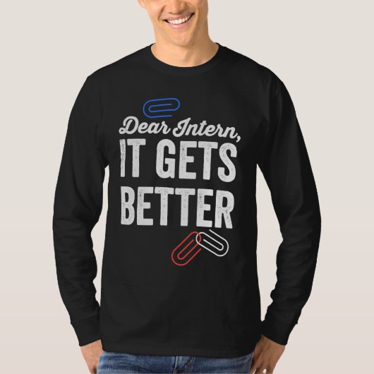 Dear Intern It Gets Better   エラー 事務インターン Tシャツ (正面)
