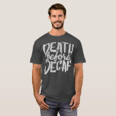Decaf Coffee Drinkersの前の面白いシャツ死 Tシャツ (正面フル)