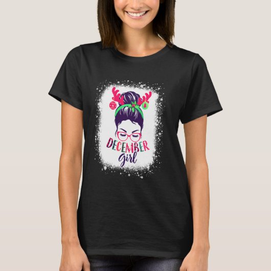 December Girl Christmas Messy Bun Birthday Reindee Tシャツ (正面)