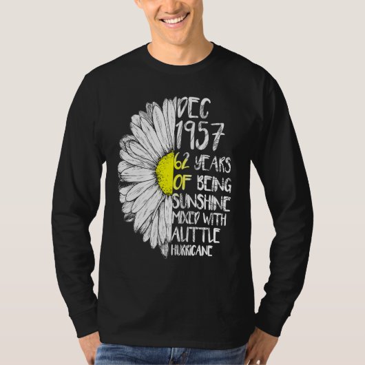 DECEMBER Girl Made In 1957 62nd Sunshine Hurricane Tシャツ (正面)