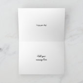 deckingの誕生日の上でカールするパーソナライズな茶色のぶち猫 カード (内部)