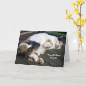 deckingの誕生日の上でカールするパーソナライズな茶色のぶち猫 カード (黄色い花)