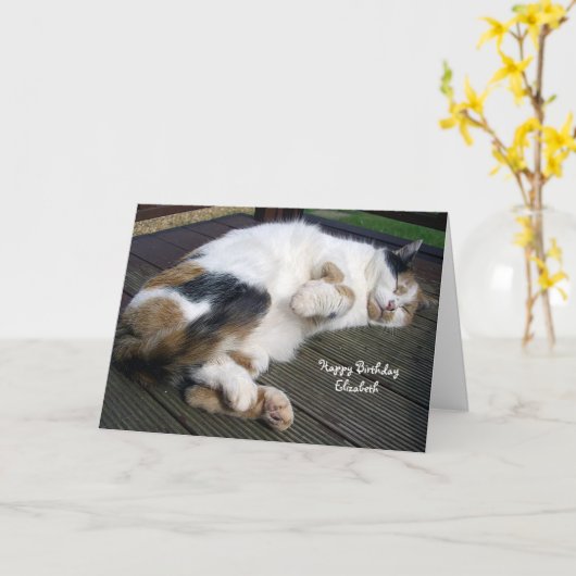deckingの誕生日の上でカールするパーソナライズな茶色のぶち猫 カード (黄色い花)