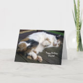 deckingの誕生日の上でカールするパーソナライズな茶色のぶち猫 カード (正面)
