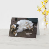 deckingの誕生日の上でカールするパーソナライズな茶色のぶち猫 カード (黄色い花)