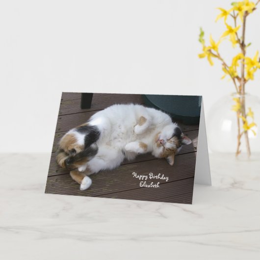 deckingの誕生日の上でカールするパーソナライズな茶色のぶち猫 カード (黄色い花)