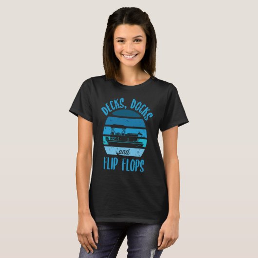 Decks Docks And Flip Flops Flatboat Pontoon Captai Tシャツ (正面フル)