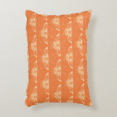 Decoの様式化された蝶-珊瑚のオレンジ アクセントクッション (正面(垂直))