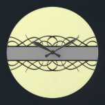 Decoの灰色の華麗さ ラージ壁時計<br><div class="desc">ファンシーな渦巻の灰色のボーダーを特色にするエレガントで、上品なDecoの華麗さのデザイン。 カスタマイズべき簡単は提供される文字分野の名前入りな文字を単に加えます。 あなたが好むあらゆる色に背景色を変えて下さい。 かちりと言う音は"より多くの個人専有化の選択を見つけるためにそれを"カスタマイズ。</div>