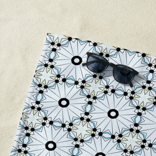 Decorative black and white circular patterned  ビーチタオル (インサイチュ)