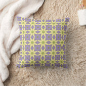 decorative pillow featuring a geometric pattern クッション (ブランケット)