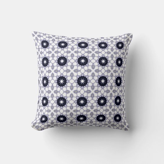decorative pillow featuring a geometric pattern クッション (正面)