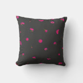 Deep Charcoal Japanese Red Cosmos Floral Pattern クッション (正面)