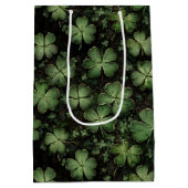 Deep Green Clover and Shamrock Pattern ミディアムペーパーバッグ (裏面)