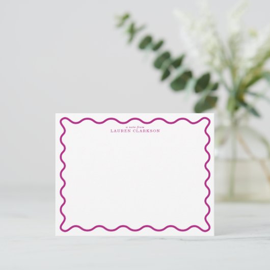 Deep Magenta Modern Wavy Border Note Card 招待状 (スタンド正面)