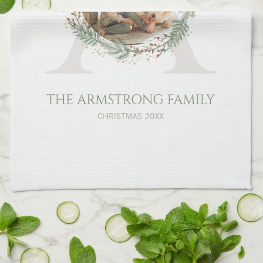 Deep Sage Wreath Monogram Home Accent キッチンタオル (折り畳み)