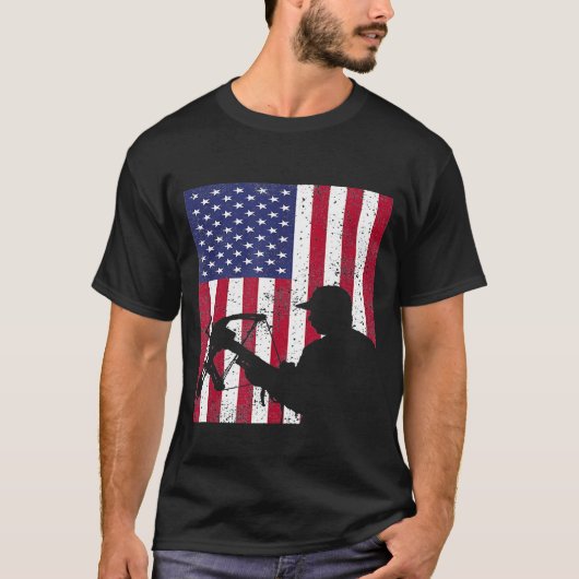 Deer Bow Hunt Hunter Whitetail Tee American Flag 2 Tシャツ (正面)