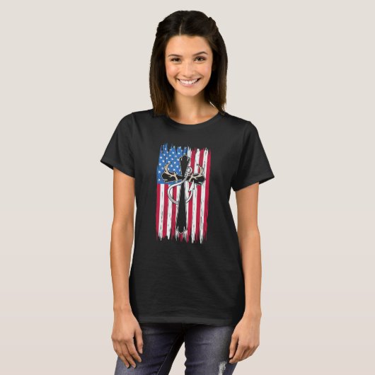 Deer Hunting Hunter  Us Flag Deer Hunting & Fishin Tシャツ (正面フル)