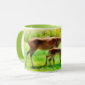 Deer Mom Doe and Baby Fawn Nature Art Mug マグカップ (正面左)