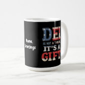 DEIは脅威ではなく、贈り物です 完璧な コーヒーマグカップ (正面右)