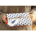 Delft Blueのクリスマスツリーをカスタマイズ可能 ギフトタグ<br><div class="desc">繊細なデルフトの青エレガントと白のクリスマスツリーのデザインで完全に覆われた、この美しい包装紙で季節の魅力にあなたの贈り物を包む。洗練されたイラストレーションは、冬のシーンを連想させる複雑な渦巻き模様とオーナメントでフェスティバルの精神を霜の降りた捉えている。デルフクールトの青い色合いは白いクリスプと対照的に、あなたのプレゼントのためのスタイリッシュ落ち着いたプレゼンテーションを作成し、彼らは木の下に目立つ。</div>