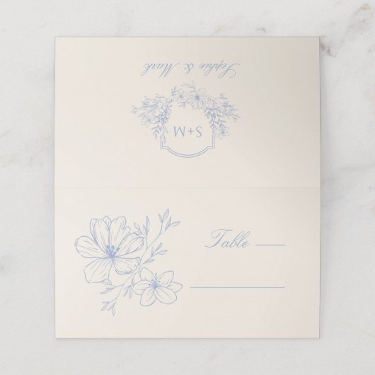 Delicate Blue Floral Monogrammed Crest プレイスカード (外部開封)