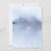 Delicate Dusty Blue Floral Monogram Crest Wedding 招待状 (裏面)